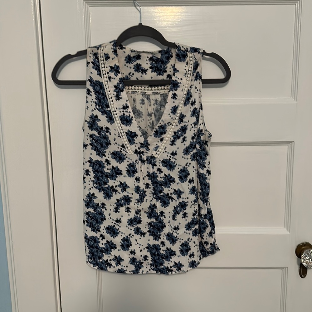 Blue floral sleeveless blouse in size xs